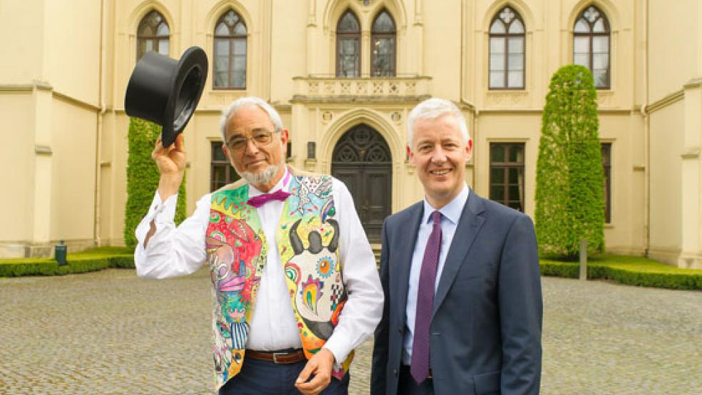 Festivalleiter Harald Böhlmann und Landrat Matthias Groote eröffnen am 18. August das »Kleine Fest« im Schlosspark der Evenburg in Leer. © Foto: Landkreis