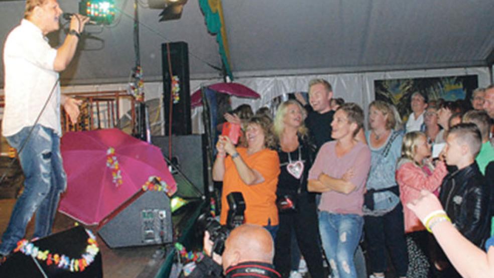 Schlagersänger Jens Büchner, bekannt als »Malle-Jens«, war am Samstagabend der Stargast der »Viva Mallorca-Party« im Festzelt, an der auch DJ Uwe Aden mitwirkte. © Fotos: Kuper