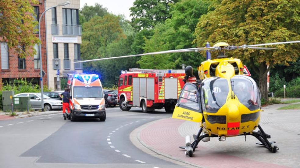 Ein Rettungshubschrauber brachte die 41-jährige Jemgumerin nach dem Unglück in eine Spezialklinik. © Foto: Wolters