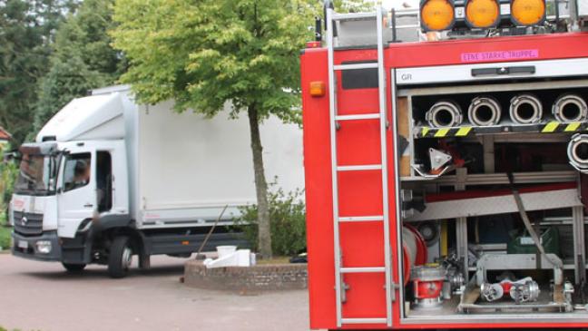 Feuerwehr fängt Diesel mit Wannen auf