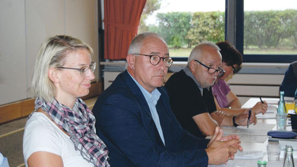Bürgermeister Hans-Peter Heikens (Mitte), hier mit seiner allgemeinen Vertreterin Insa Bruhns, stellte im Rat klar, dass es kein Gutachten zum Haushalt gibt. © Foto: Hoegen