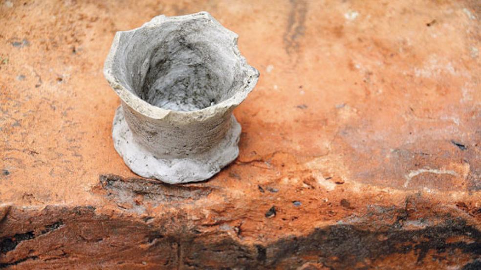 Dieses Bodenstück eines Siegburger Steinzeuggefäßes mit Wellenfuß stammt aus den vorangegangenen Grabungen von 2013 und 2017 an der Gasthuslohne in Stapelmoor. Alle Funde datieren aus dem späten Mittelalter (etwa 14. Jahrhundert).  © Foto: Former (Ostfriesische Landschaft)