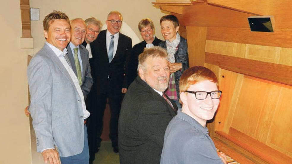 Nahmen am Gottesdienst in Möhlenwarf teil: Hans Reil, Orgelbaumeister Han Reil, Kirchenpräsident Dr. Martin Heimbucher, 1. Vorsitzender des Kirchenrates Joachim Tjabben, Pastorin Anne Ulferts, Orgelbaumeisterin Ingrid Noack (stehend, von links) sowie Oliver Tjabben und Organist Heinz-Gerd Reinberg (sitzend). © Foto: Kirchengemeinde