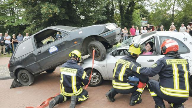 Übung:  Frau aus  Auto befreit