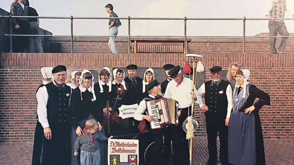 »De Rheiderlander Volksdanzers« traten früher bei vielen Veranstaltungen im Rheiderland auf - auch beim Hafenfest in Ditzum.  © Fotos: privat/Halfwassen (RZ-Archiv)
