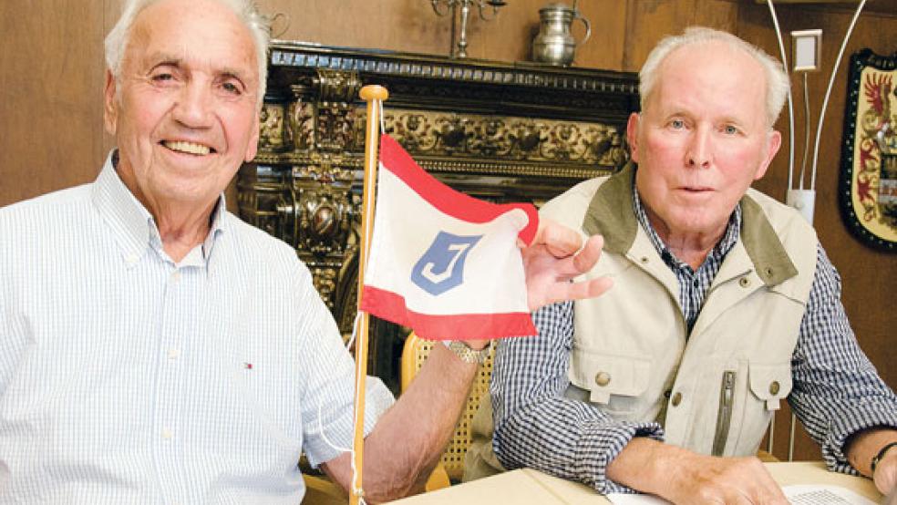 Hielten auch nach dem Ende der Jansen-Werft im Jahre 1987 die Fahne des Unternehmens hoch: Wilhelm Söhlke (links) und Helmut Geerdes. © Foto: Hanken