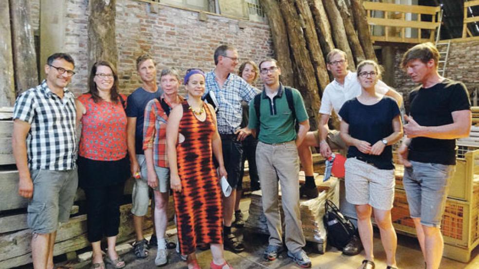 In der Schatzkammer des Monumentendienstes: Die Besuchergruppe der Restauratoren und Architekten wird von Mitarbeiter Alwin Schwarzenberg (rechts) durch das Materiallager geführt. © Fotos: privat