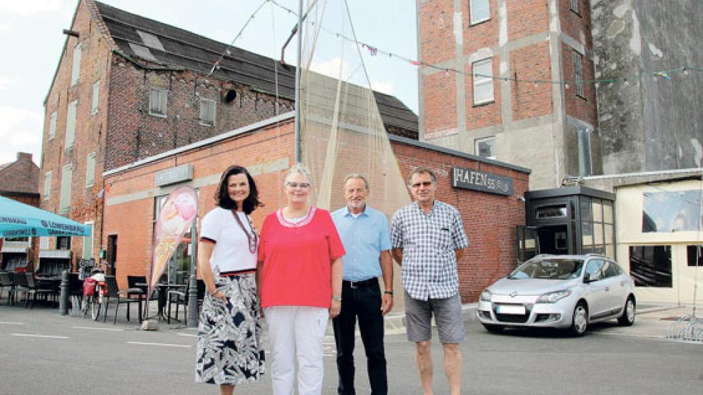 Die CDU-Bundestagsabgeordnete Gitta Connemann (von links), die CDU-Stadtverbandsvorsitzende Hildegard Hinderks und der ehemalige Bürgermeister Wilhelm Dreesmann besuchten Hilmar Bockhacker im »Hafen 55« in Weener.  © Foto: CDU