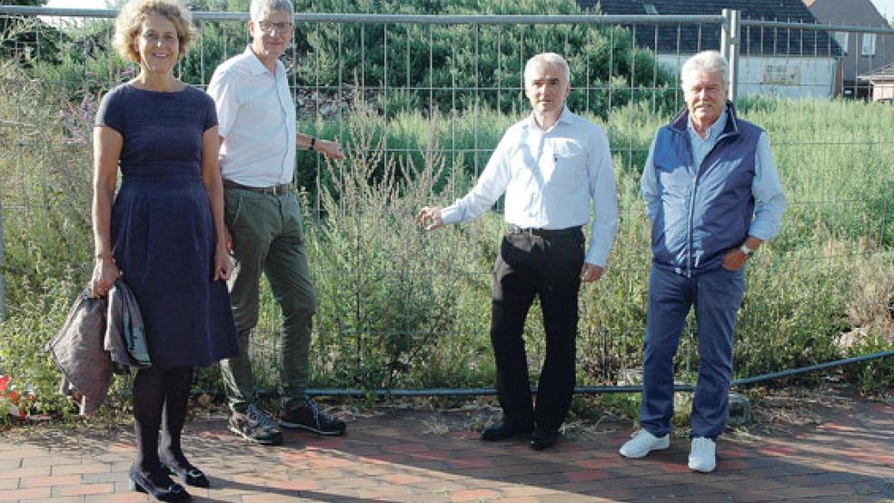 Zum Ortstermin trafen sich gestern Bürgermeisterin Beatrix Kuhl, Stadtbaurat Carsten Schoch und Bauunternehmer Ferhat Özdemir (»Team Hausbau«) sowie Johann-Henning Keitel vom Verein »Bürger für Bingum«, der zufällig vorbei kam (im Bild von links). © Foto: Szyska