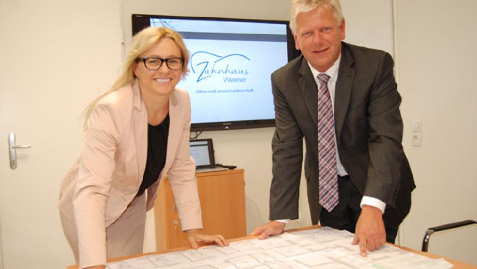 Im Juni 2017 präsentierte Investorin Michaela Arends zusammen mit Weeners Bürgermeister Ludwig Sonnenberg die Pläne für den Bau des Zahnhauses. © Archivfoto: Hogen
