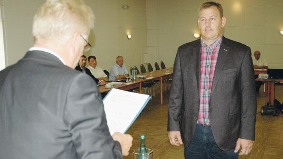 Als Nachfolger für den ausgeschiedenen Ratsherrn Werner Lübbers und neues Mitglied der CDU-Fraktion wurde Andreas Groen aus Stapelmoorerheide von Bürgermeister Ludwig Sonnenberg über seine Pflichten belehrt. © Foto: Szyska