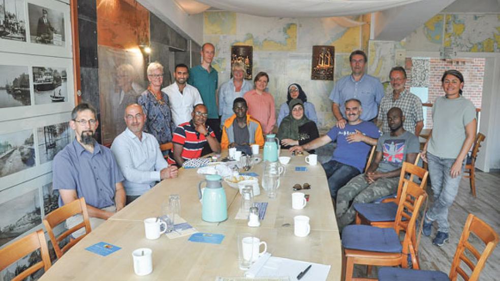 Filiz Polat, Bundestagsabgeordnete der Grünen aus Bramsche (rechts), sprach mit Mitgliedern der Weeneraner Initiative »Get Together« über ihre Arbeit. © Foto: Boelmann