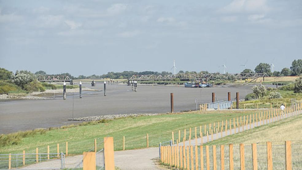 Vorbildich ist für RZ-Leser Peter Glowczewski die Fähr-Zufahrt in Mitling-Mark. Im Hintergrund die kaputte Friesenbrücke. © Leserfoto: Peter Glowczeswki