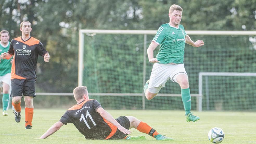 Stapelmoors Markus Müller ließ Timo Blaauw ins Leere Grätschen. © Foto: Bruins