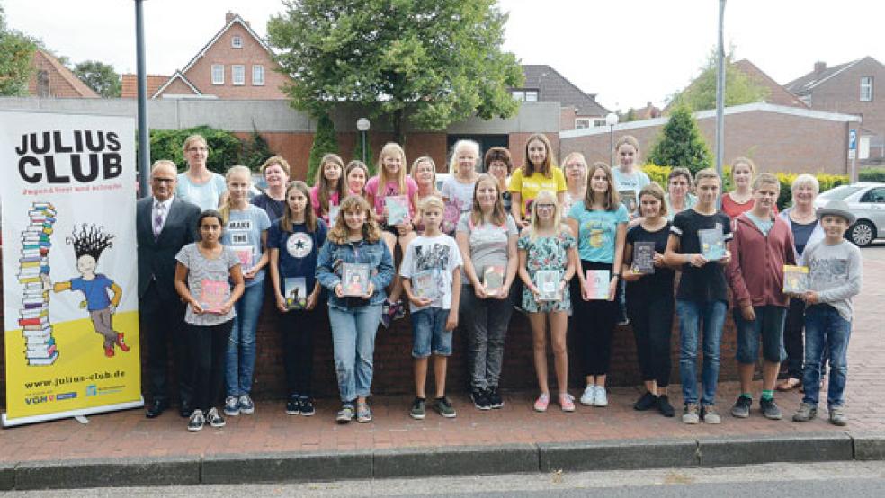 Vor der Vergabe der Diplome präsentierten die Julius-Teilnehmer am Donnerstag ihre Lieblingsbücher. Mit dabei auch Karsten Janssen (links) von der VGH Landesdirektion Ostfriesland, das Bücherei-Team um Susanne Fockens (rechts) und Vertreter der Schulen. © Fotos: Muising