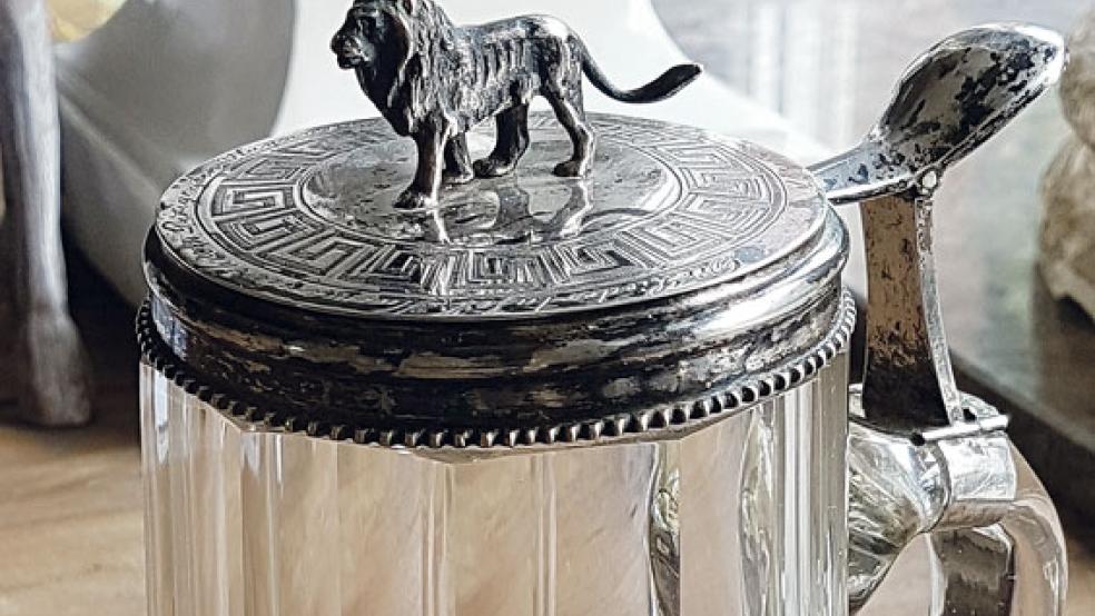 Filigranes Werk mit Geschichte: Das Bierseidel für den »Harmonie«-Dirigenten. Inschriften verweisen auf den Empfänger des reich verzierten Trinkgefäßes. Unten links: Die sogenannte Herstellerpunze. Byl war eine renommierte Gold- und Silberschmiede in Leer. © Fotos: privat