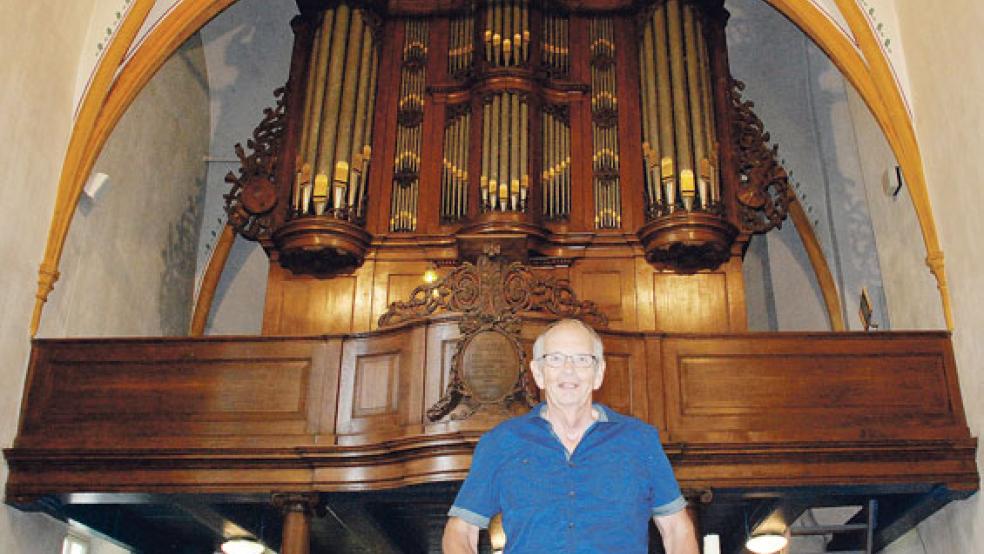 Hensen Trenning vor der »Schnitger-Freytag Orgel« ist »secretaris« der »Concertcommissie«, die die jährlichen Orgel- und Chorkonzerte in der Magnuskirche in Bellingwolde organisiert. Im August war der gebürtige Jemgumer Jan Menno Schmidt (kleines Bild) Interpret des vierten Orgelkonzertes dieser Saison. © Fotos: Kuper