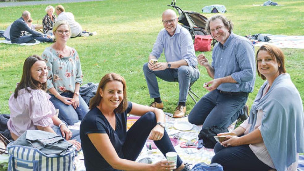 Erstmal in Ruhe stärken - und sich dann ins Getümmel stürzen: Diese Weeneraner ließen es sich im Park des Schlosses Evenburg richtig gut gehen. © Fotos: Himstedt