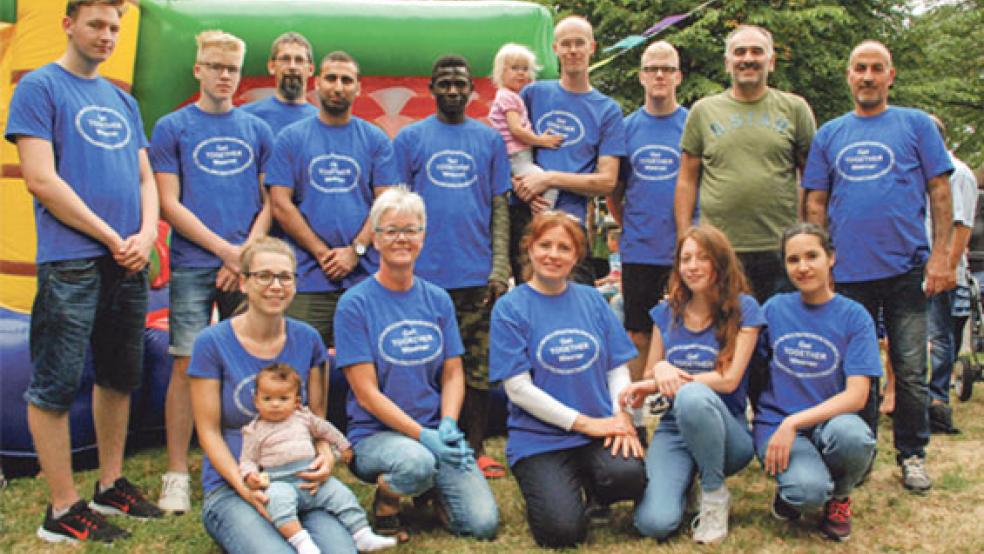 Wie die Besucher des Picknicks auf der Grünfläche vor dem Weeneraner Rathaus haben auch die freiwilligen Helferinnen und Helfer der Initiative »Get Together« verschiedene Nationalitäten. © Fotos: Kuper