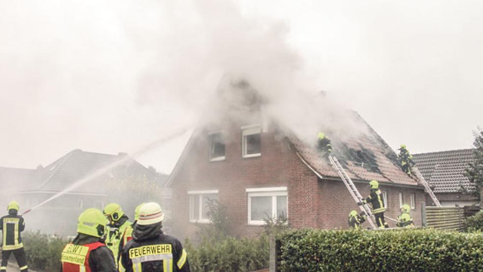 Dichter Qualm drang aus dem Einfamilienhaus in Osteel. © Foto: Goldenstein/Kreisfeuerwehr