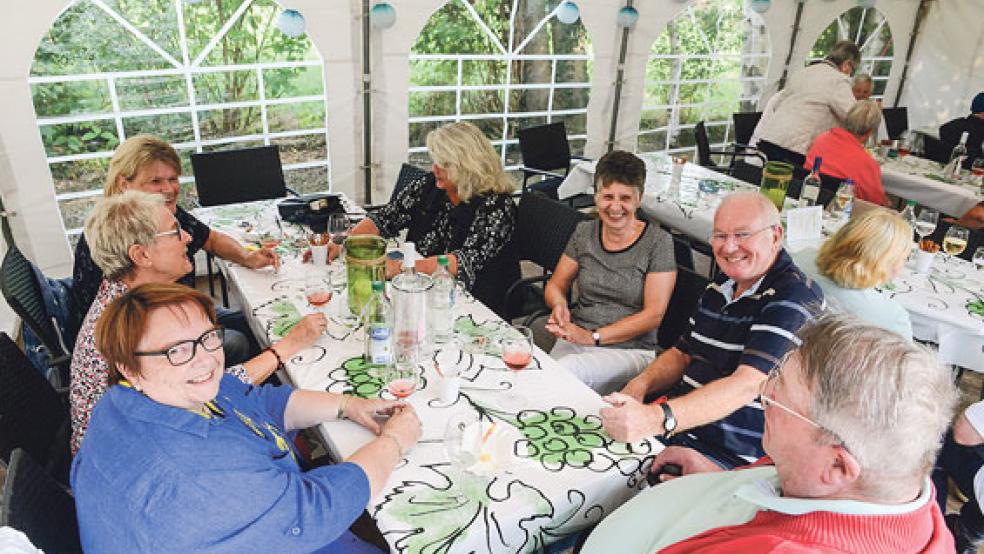 Ein Glas Wein, ein paar Snacks und gute Gespräche lockten nach Bingum. © Fotos: Wolters