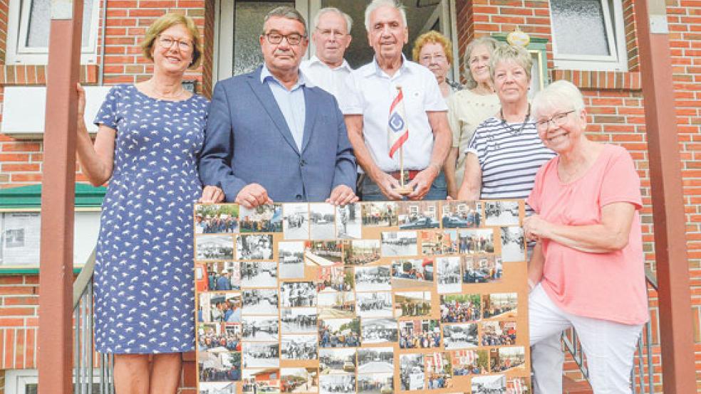 Alte Bilder erinnern an vergangene Zeiten. Einen Blick zurück warfen auch (von links) Insa und Ingo Jansen (ehemaliger Firmenchef), Helmut Geerdes aus Tichelwarf, Wilhelm Söhlke, Hanne Männich, Magret Schipper, Waltraud Geerdes und Johanne Söhlke. © Fotos: Muising (2), privat (1)