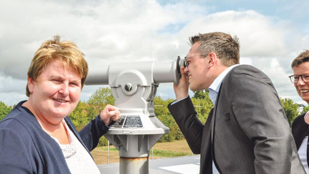 Informierten sich über die Forschungsarbeit der EWE am Standort in Jemgum (von links): Johanne Modder, Tiemo Wölken und Martina Werner (alle SPD). © Foto: Boelmann