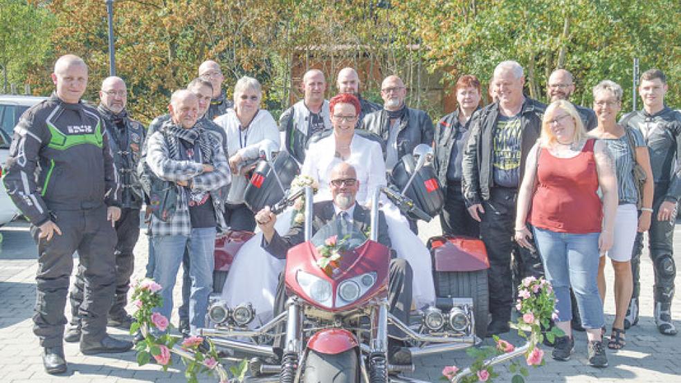 Beim Steinhaus in Bunderhee wurde am Samstagmittag eine »Triker«-Hochzeit gefeiert. Birgit und Jörg Brants aus Möhlenwarf sagten »Ja«. © Foto: Himstedt