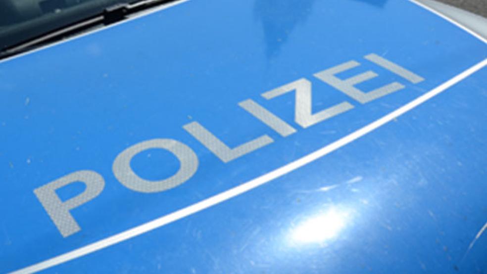 Bei einem Verkehrsunfall in Uttum in der Krummhörn erlitt ein 28-jähriger Autofahrer schwere Verletzungen. © Foto: Hanken