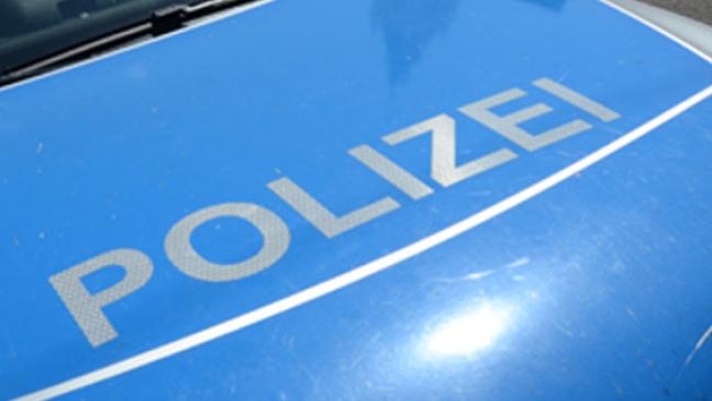 Auto prallt gegen Baum: Fahrer schwer verletzt