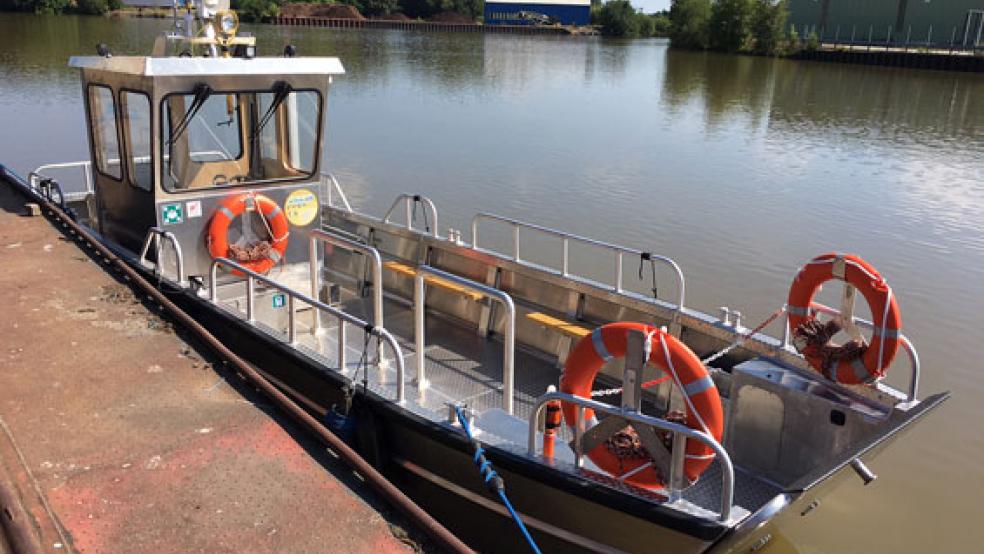 Für den Betrieb der Emsfähre, die noch im Deverhafen in Papenburg liegt (Bild), muss in Weener noch eine Zuwegung vom Fuß der vorhandenen Deichrampe bis zum Anleger gebaut werden. Das betont der Landkreis Leer. © Foto: Fährgesellschaft