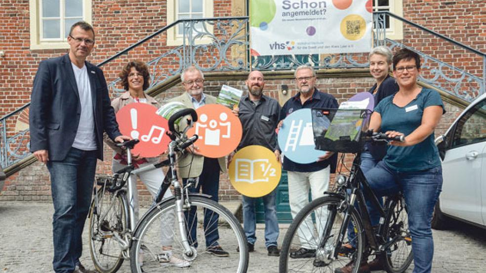 Schon angemeldet? Auch für die Fahrradtour durch das Rheiderland mit Detlev Maaß (links) und Sebastian Schatz (Mitte) ist eine Anmeldung noch möglich. Das Programmheft stellten außerdem (von links) Elenor Simon-Löcken, Vorstandsvorsitzender Jörg Furch, Vorsitzender Hans Fricke, Marion Weber und Sabine Kasimir vor. © Foto: Muising