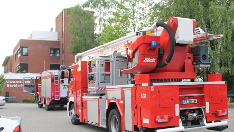 Die Feuerwehr rückte am Dienstagabend zum Altenzentrum Rheiderland aus.  © Foto: Rand (Feuerwehr) 