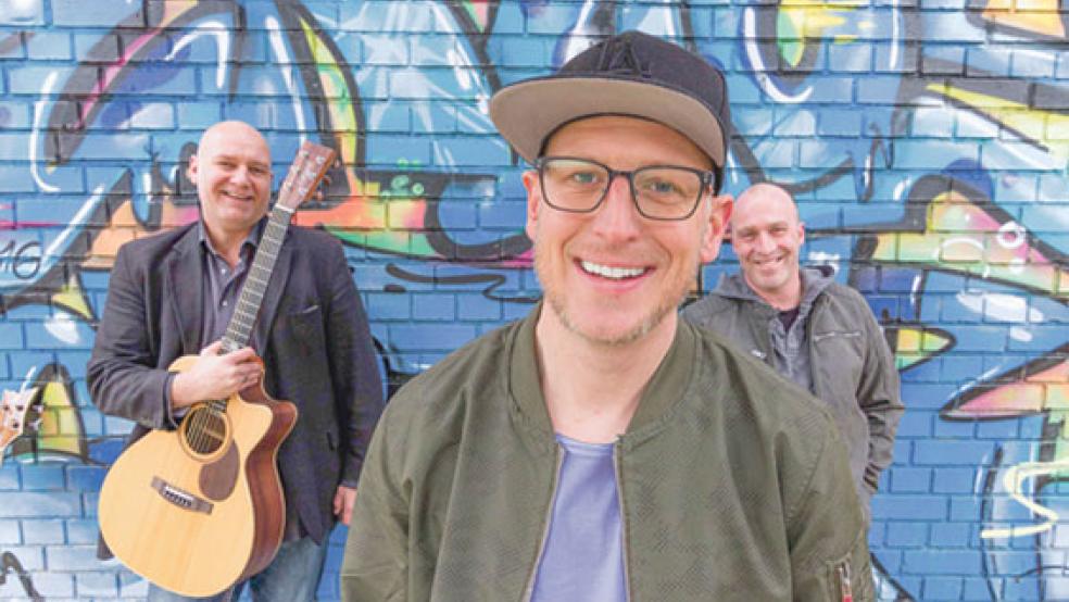 Bilden das Akustik-Trio »Lost ’n Found«: Thomas Schwaak aus Jemgum, Karsten Krabel aus Lippstadt und Frank Mestekemper aus Wadersloh bei Paderborn (von links). © Foto: Schwaak