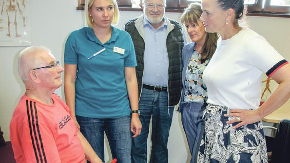 Bei ihrem Praxisbesuch gewann Gitta Connemann einen Eindruck von den vielfältigen Behandlungsmöglichkeiten in den Bereichen Ergotherapie und Logopädie. Im Bild von links Manfred Müller, Christin Grunert, Günther Lüken, Gesa Meyer-Brüna und die Bundestagsabgeordnete Gitta Connemann. © Foto: CDU