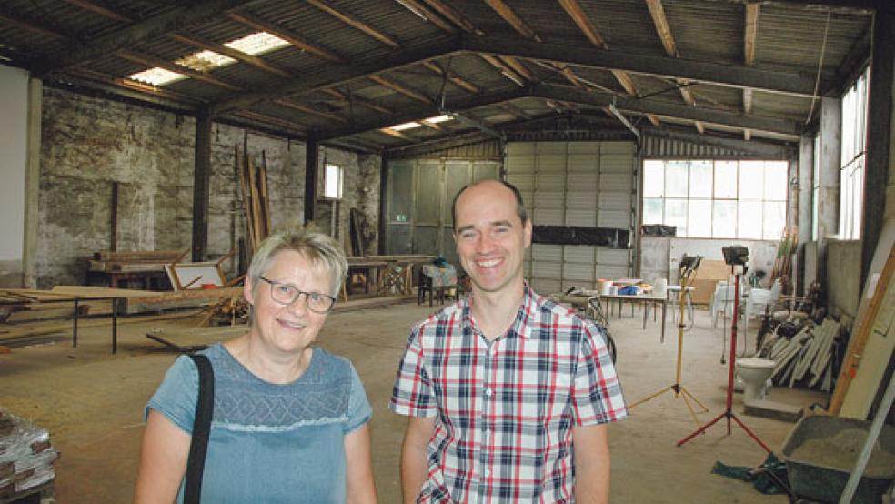 Die 1. Vorsitzende Karin Dannen und Gemeinschaftspastor Matthias Bokelmann in der Werkstatthalle der ehemaligen Spedition Dirks. Hier sollen voraussichtlich ab 2020 die Gottesdienste und andere Veranstaltungen wie Bibelstunden abgehalten werden. Nur das stählerne Ständergerüst bleibt stehen. Dach, Wände und Fenster werden erneuert. © Foto: Szyska