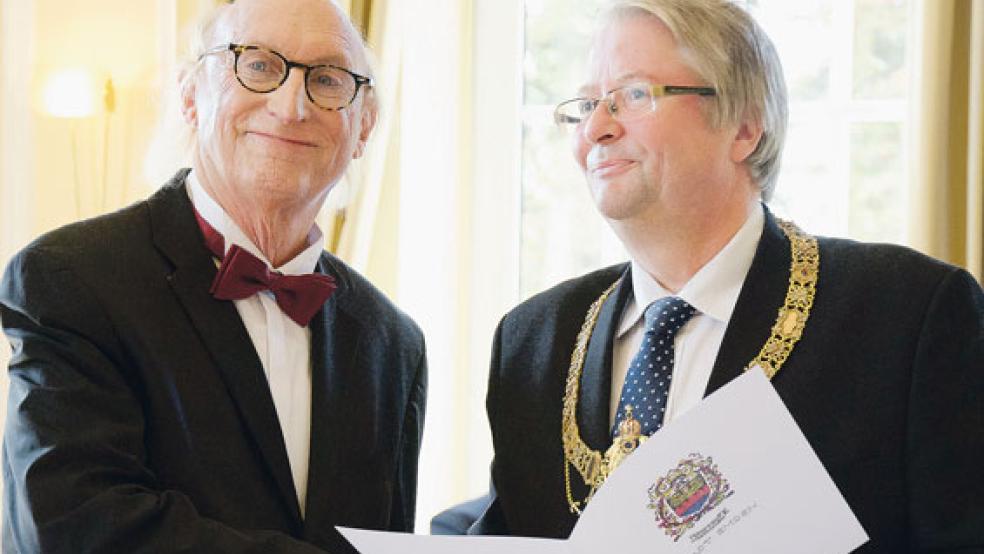 Stolz wie Oskar - oder eben Otto. Kultkomiker Waalkes erhält von Oberbürgermeister Bernd Bornemann die Urkunde, die ihn nun als Ehrenbürger ausweist. © Foto: Hanken