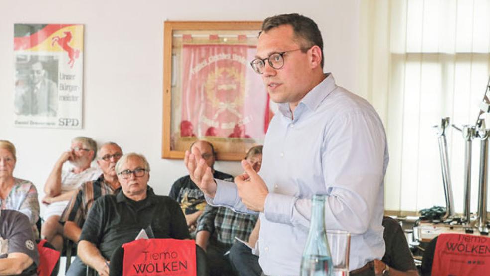 SPD-Europaabgeordneter Tiemo Wölken ist Feuer und Flamme für Europa. Das machte er jetzt bei seinem Besuch in Weener deutlich.  © Foto: SPD