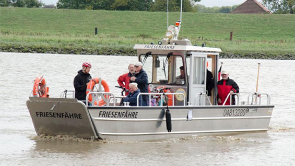 Es ist soweit: Die Friesenfähre nähert sich am Samstagvormittag dem Anleger in Weener. © Foto: Hanken