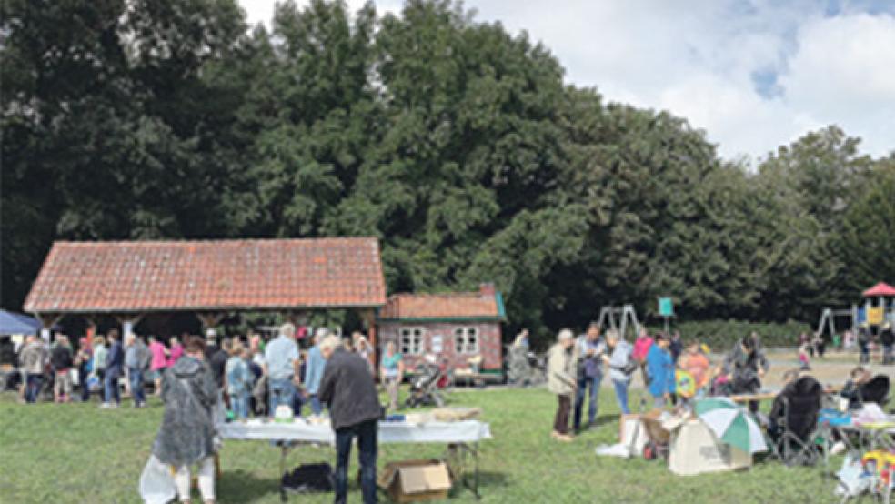 Auf Regen folgt Sonnenschein: Am späten Vormittag strahlte sogar die Sonne auf den Flohmarkt im Stapelmoorer Park, der morgens fast wegen Regen ausgefallen wäre. © Fotos: Kuper