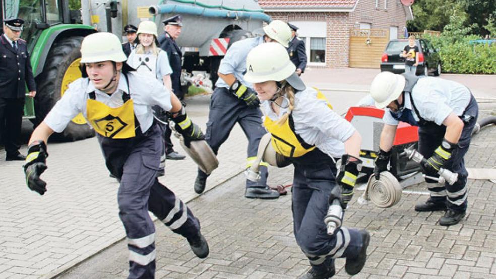 Die Gastgeber aus Stapelmoor bei ihrem Wettkampfdurchlauf (großes Bild).. © Fotos: J. Rand /Feuerwehr