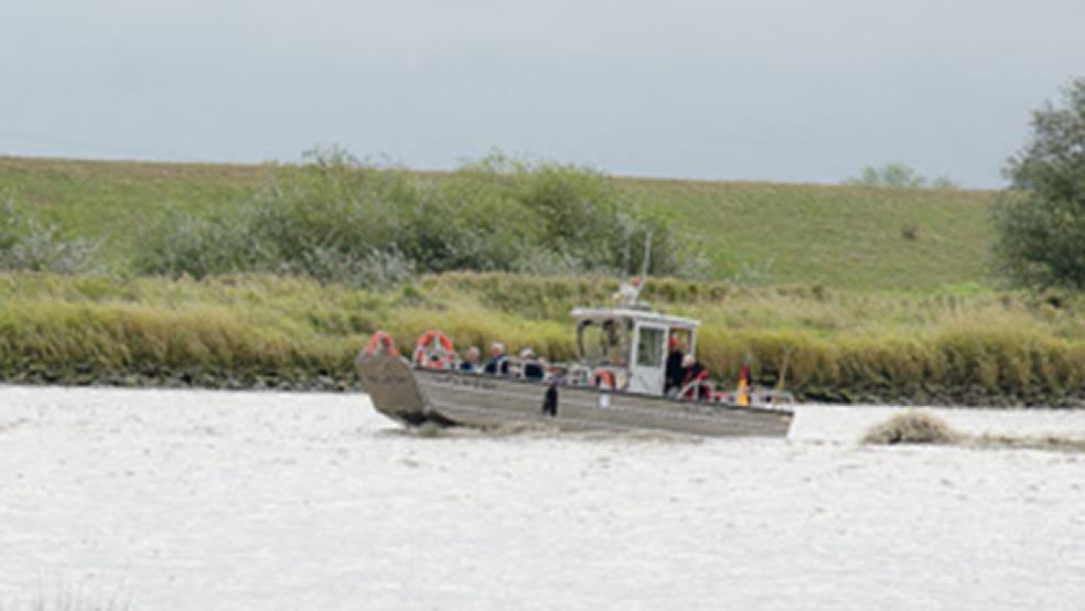 Die Friesenfähre nähert sich zum ersten Mal dem Anleger in Weener. In flotter Fahrt geht es über die Ems. © Fotos: Hanken