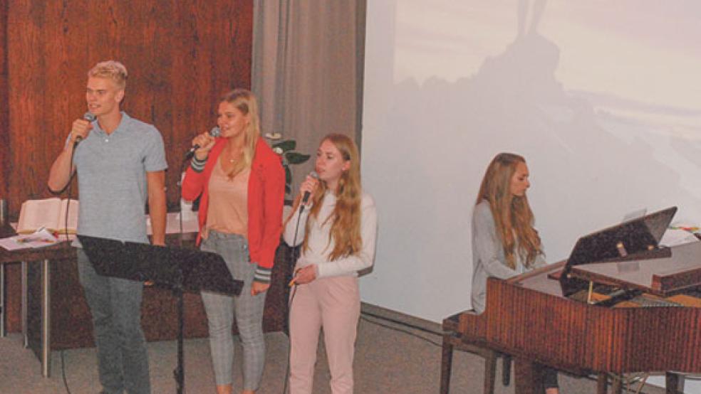»Neue Lieder« sind kennzeichnend für die Baptistengemeinde. Junge Gemeindeglieder trugen sie vor.  © Fotos: Kuper