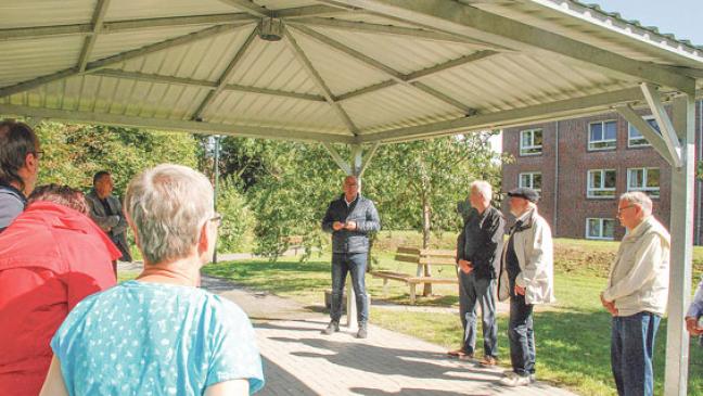 Vier Metallstützen mit Dach als Pavillon im Jemgumer Wierdepark