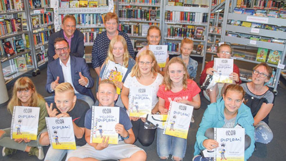 Gruppenfoto mit Joke Hoogendoorn von der Mediothek Bunde (ganz rechts), Dieter Janssen von der VGH-Stiftung, Bürgermeister Gerald Sap und Schulleiterin Karin Wingbermühle.  © 