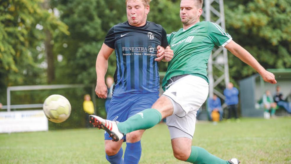 Teutonia-Kicker Tammo Schmidt (rechts) reckt sich zum Ball. © Foto: Bruins