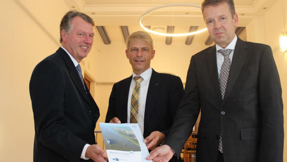 IHK-Fachbereichsleiter Arno Ulrichs, Präsident Dr. Bernhard Brons und Hauptgeschäftsführer Dr. Torsten Slink (von links) stellten in Emden das neue »Maritime Positionspapier« vor. © Foto: IHK