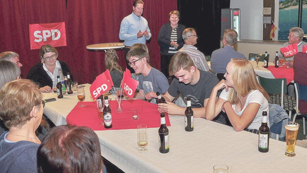 Der SPD-Ortsvereinsvorsitzende Sönke Eden konnte die Landtagsabgeordnete Johanne Modder aus Bunde zum Grillabend in der Theaterscheune begrüßen. © Foto: Wolters