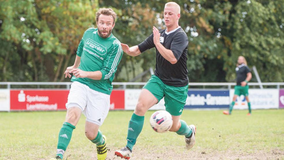 Den Ball fest im Blick hatte Stapelmoors Martin Daalmeyer (links). © Foto: Bruins