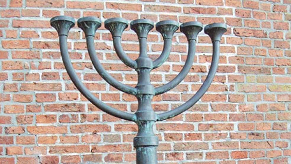 Die Menora erinnert an das jüdische Leben in Weener. © Foto: Hoegen